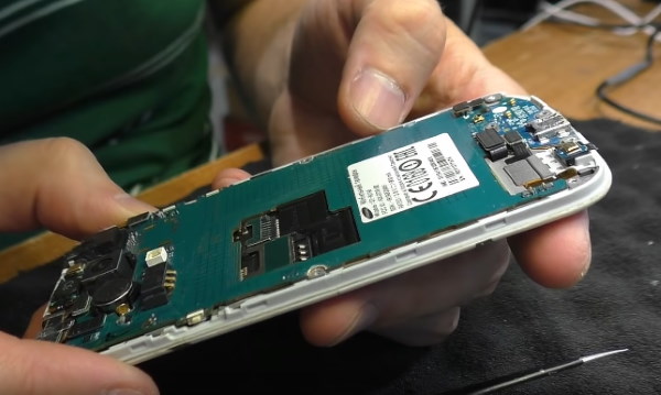 Ispeziona la scheda dello smartphone