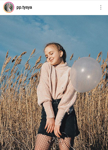 Idee fotografiche autunnali per Instagram - ragazza del villaggio in un maglione