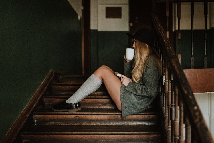 Idee fotografiche autunnali per Instagram - una ragazza con le calze da golf