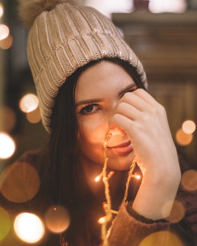 Idee fotografiche autunnali per Instagram - una ragazza con un cappello lavorato a maglia
