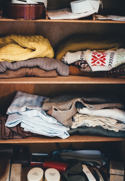 Idee fotografiche autunnali per instagram - maglioni lavorati a maglia nell'armadio