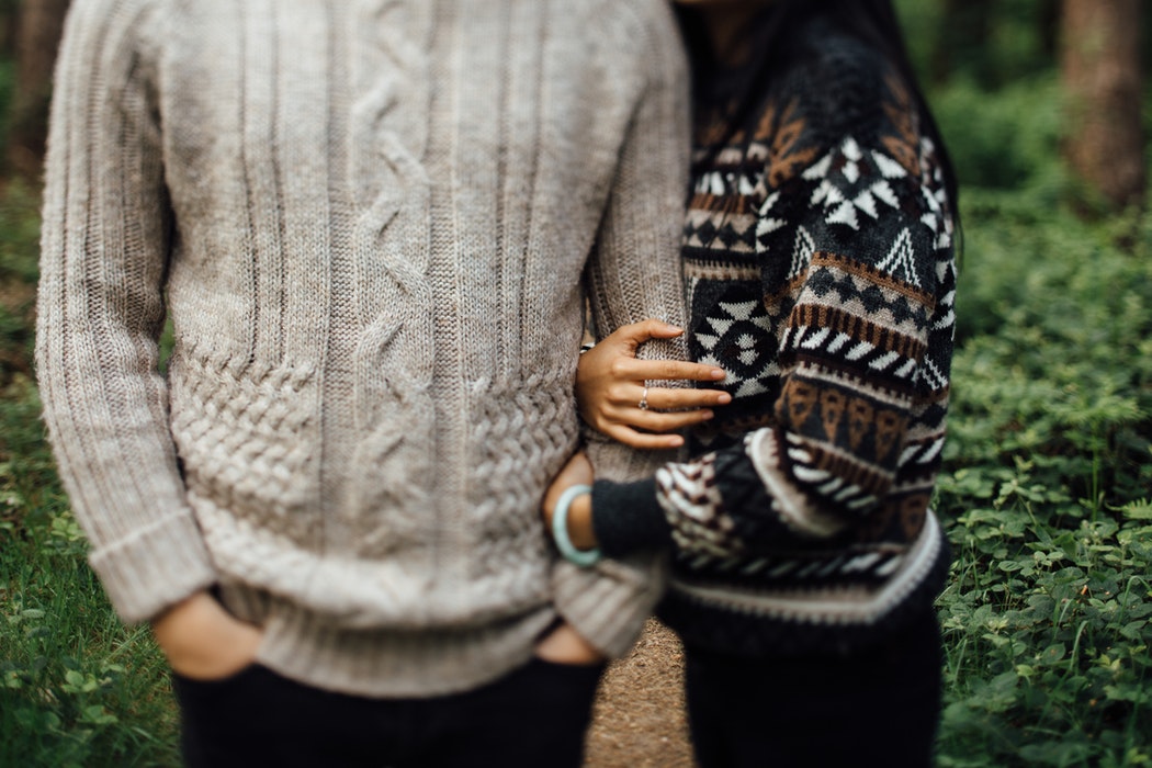 Idee fotografiche autunnali per Instagram - una coppia in maglia