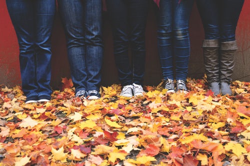 Idee fotografiche autunnali per Instagram: foglie sotto i piedi