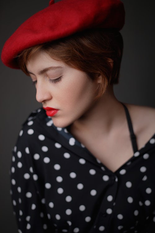 Idee fotografiche autunnali per Instagram - ragazza in un berretto