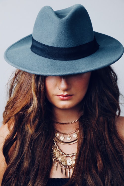Idee fotografiche autunnali per Instagram - una ragazza con un cappello
