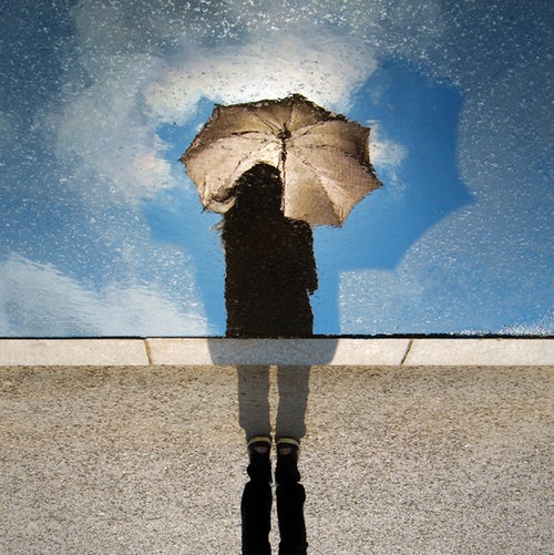 Idee fotografiche autunnali per instagram - riflesso con l'ombrello