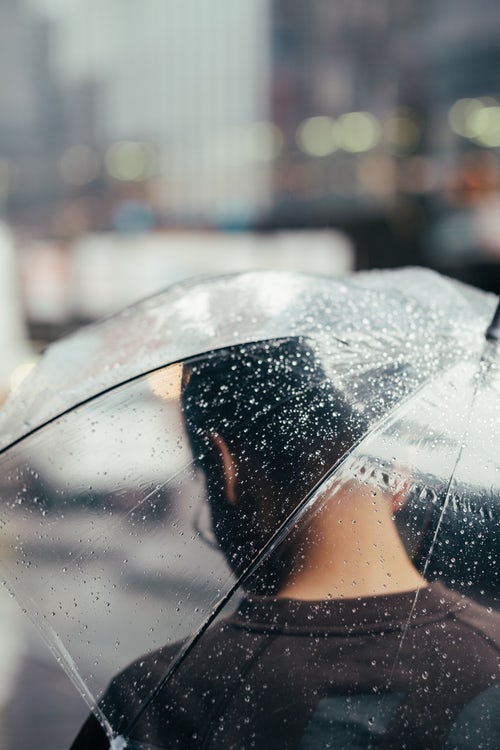 Idee fotografiche autunnali per Instagram - un ombrello sotto la pioggia