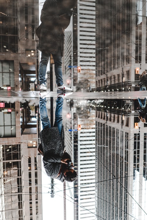 Idee fotografiche autunnali per Instagram - riflesso in una pozzanghera in città