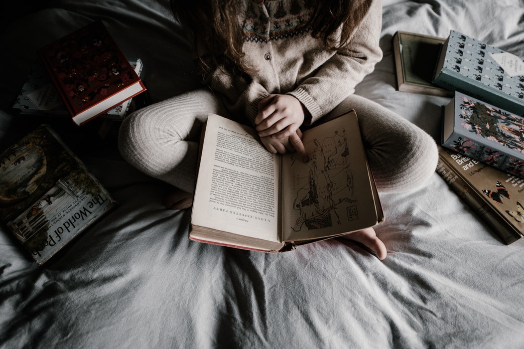 Idee fotografiche autunnali per Instagram - leggi un libro a letto