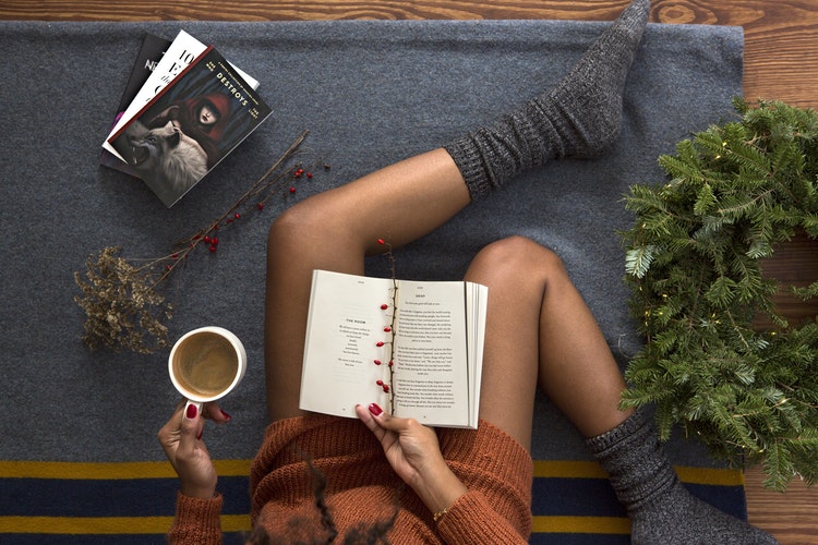 Idee fotografiche autunnali per Instagram - ragazza con caffè e un libro