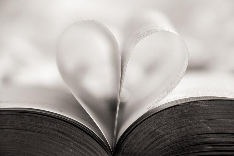 Idee fotografiche autunnali per instagram - pagine del cuore del libro