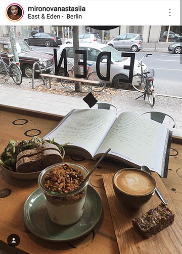 Idee fotografiche autunnali per Instagram - leggi un libro in un caffè