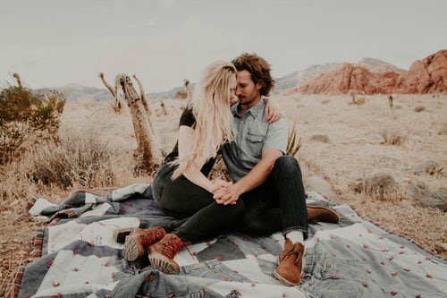 Idee fotografiche autunnali per Instagram - un picnic per una coppia di amanti