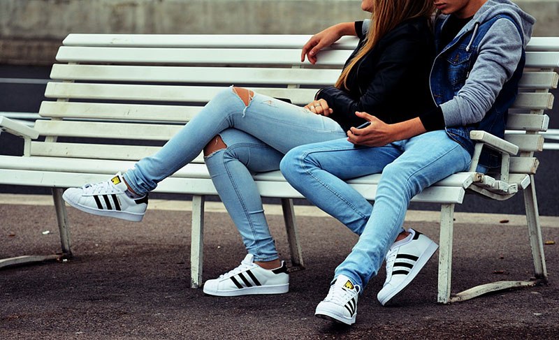 Idee fotografiche autunnali per Instagram - una coppia su una panchina