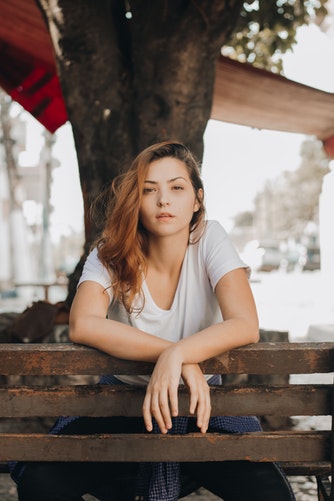 Idee fotografiche autunnali per Instagram - una ragazza su una panchina