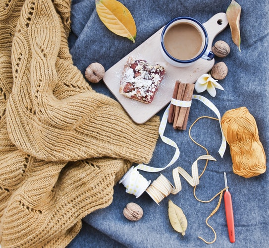 Idee fotografiche autunnali per Instagram - maglione piatto con layout