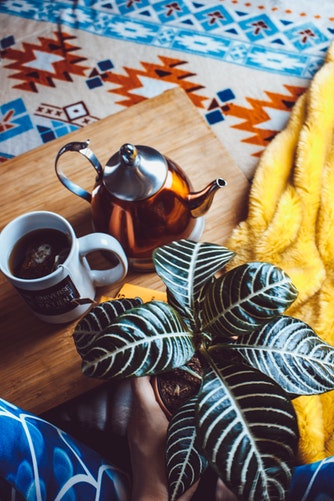 Idee fotografiche autunnali per Instagram - tè a letto