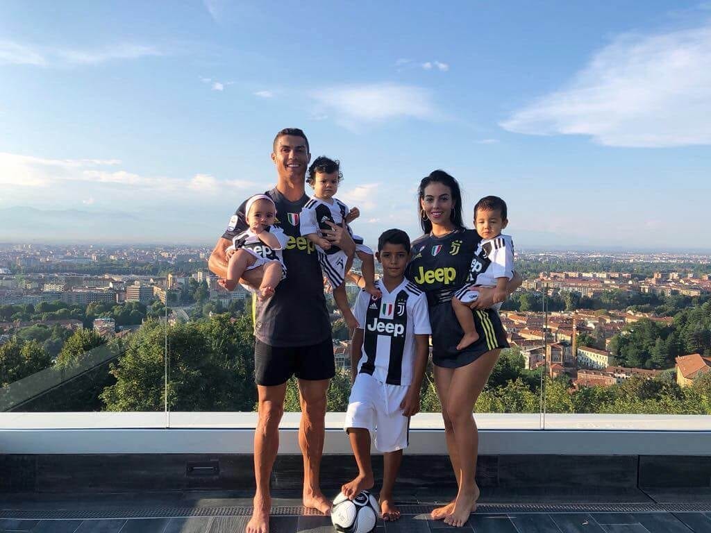 Cristiano Ronaldo con la sua famiglia Instagram
